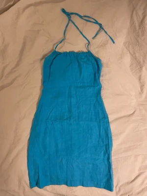 Halterneck linneklänning  - Supersöt turkos/ljusblå halterneck linneklänning.  100% lin/linne Storlek 38 men passar mig som brukar ha 36 Aldrig använd!  Märket är K.U.S Stockholm - nypris ca 1500-2000kr 