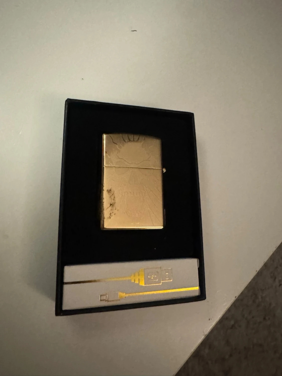 Guldfärgad USB-tändare i presentask