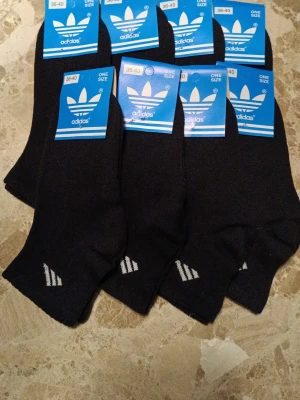 Svarta Adidas strumpor  - Mycket fina strumpor som är jättesköna. Nya med etikett. Prislista följer nedan. Meddela mig vid hur många par ni vill ha.        1 par: 34 kr. 2 par:64 kr. 3 par: 96 kr 4 par: 124 kr  5 par: 150 kr  6 par: 176 kr. 7 par: 200 kr. 8 par: 222 kr