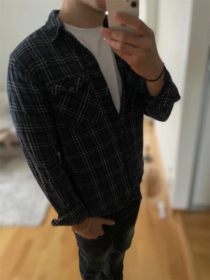 Mörkblå rutig overshirt/skjorta - Skick 8/10✅ skriv vid frågor eller funderingar!
