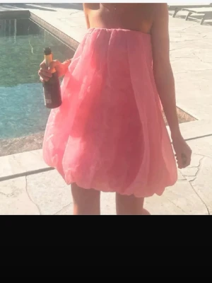 Återpublicering av rosa bubbelklänning! - Superunik rosa kortklänning med bubblig form och axelbandslös design. Perfekt för dig som vill sticka ut och köra din egen stil. Väldigt unik! 