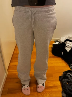 Sweatpants - Gråa mjukisbyxor från Gina. Välanvända men inga särskilda defekter förutom att de är noppriga. Strl XXS men är stretchiga och kan nog passa upp till S beroende på hur önskad passform.