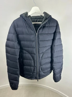 Herno Jacka Reversible Navy  - Säljer en tunn reversible Hernojacka i matt mörkblå respektive glossig khakifärg | Nypris: ca 5000 :-| Fint skick, inga defekter | Storlek 52 på lappen men kort modell och passar S | Modellen på bilden är 175 cm och väger 70 kg | Tveka inte att kontakta mig vid frågor😁