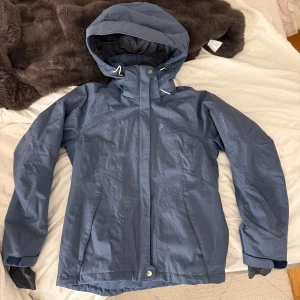 Blå randig skidjacka  - Snygg blå randig skidjacka från peak peakperformance. Storlek S och bra skick! 