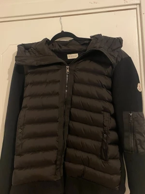 Moncler cardigan  - Svart Moncler cardigan i mycket bra skick använt ett fåtal gånger den har inga skador NFC tag funkar och syns på bild hör gärna av dig om du har frågor eller vill ha fler bilder svarar snabbt!