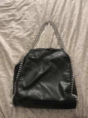 tiamo väska - okej skick, har lossnat lite inuti och utanpå som man ser💘