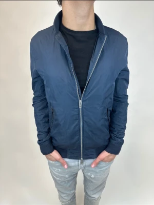 J.Linderberg. Navy blue - Säljer denna extremt sällsynta J.linderberg nypris 3500 jackan är i sjukt bra skick 9/10 storlek S hör av er vid minsta fundering!