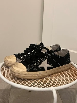 Svarta Golden Goose sneakers med stjärna - Golden Goose vstar. Bra skick men ganska smutsiga, borde gå att tvätta dock. 