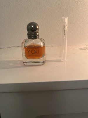 Emporio Armani Stronger With You Intensely - Emporio Armani Stronger With You Intensely parfym i en genomskinlig glasflaska med rundad silverfärgad kork. Doften har en varm bärnstensfärgad vätska och flaskan har en modern, stilren design. En liten genomskinlig provflaska medföljer.