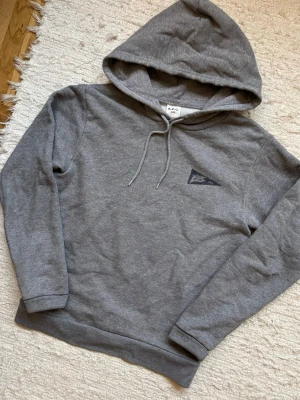 A.P.C. HOODIE - En extremt snygg hoodie som är perfekt till vinter/vår! | Passar XS/S | Hör gärna av dig!