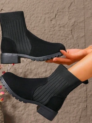 Svarta ribbade stövletter i mocka - Snygga svarta stövletter med ribbad stickad skaft och mockadetaljer. De har rund tå, platt sula och en chunky look som passar till många outfits. Perfekta för dig som vill ha både stil och komfort i höst och vinter. Det står storlek 42 på dom men dom är storlek 40