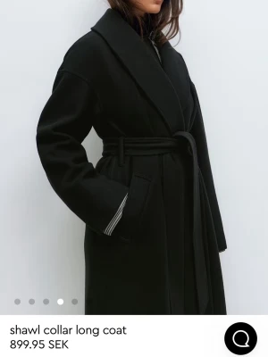 SÖKER SVART/BRUN KAPPA FRÅN GINA TRICOT - Söker brun eller svart kappa i stl xs/s. Shawl collar long coat. Gina tricot.