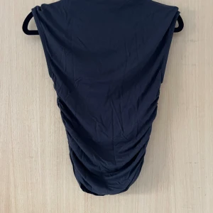 Grå tröja med tajt midja  - Grå super fin tröja utan armar med tajt midja. Super fin men använder ej. 