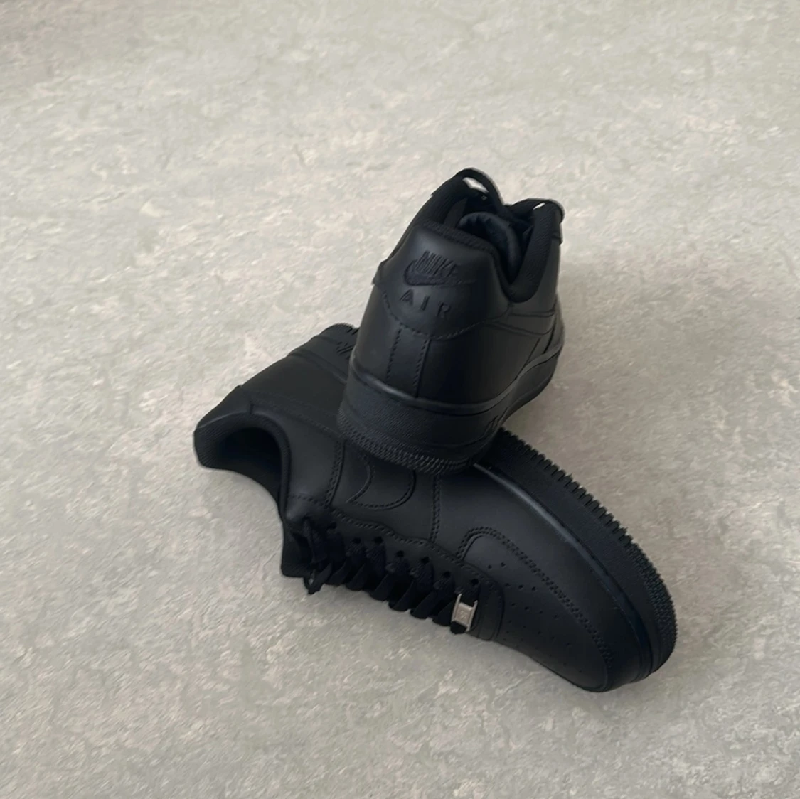 Nike Air Force 1 helsvarta sneakers - 93