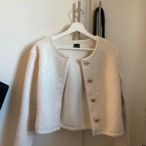 Kofta från Gina tricot - Fin kofta från Gina tricot stl XS. Mycket bra skick. 300kr+frakt.