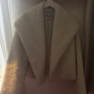Jacka från NAKD - Säljer denna söta ”fluffiga” jacka. Den är använd men i fint skick och förtjänar fler vintrar! Skriv vid frågor.🫶🏼