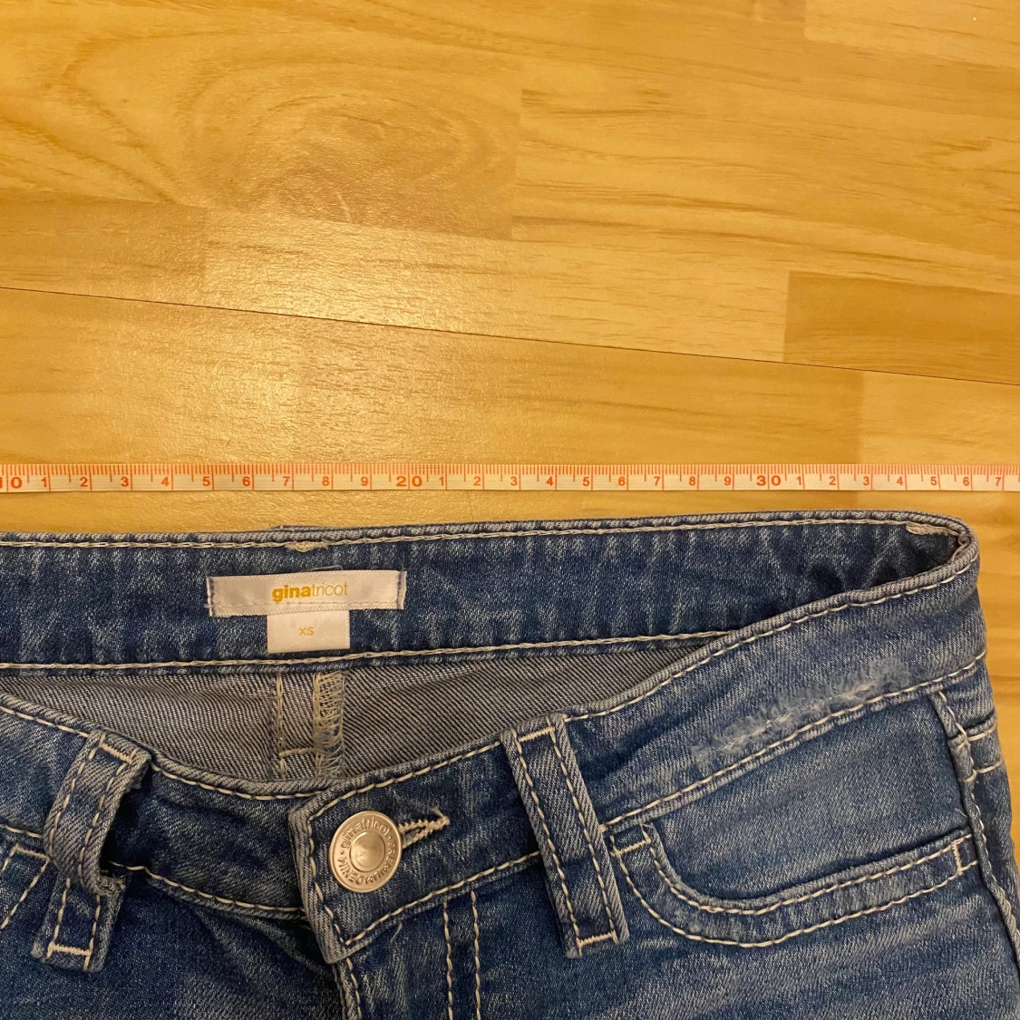 Blå bootcut jeans med slitningar - 4