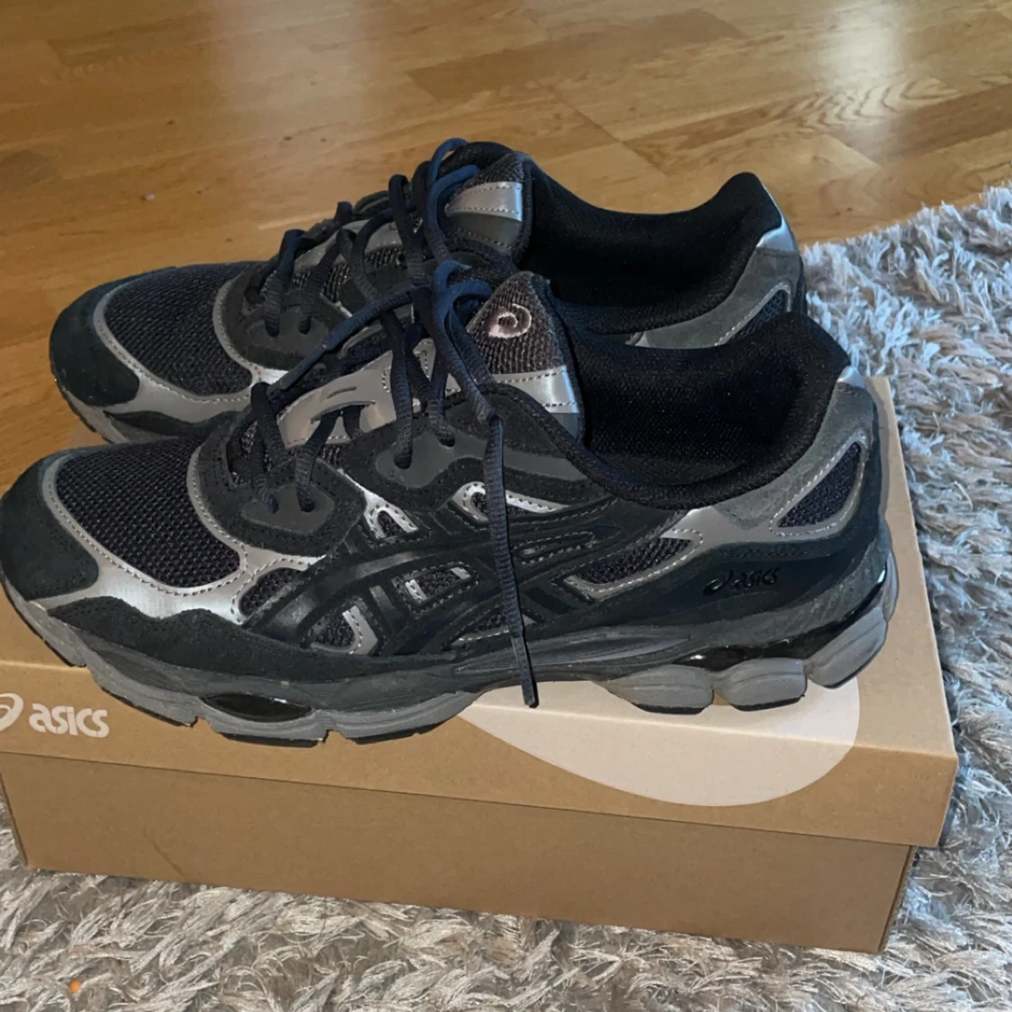 Svarta och grå Asics sneakers - 2