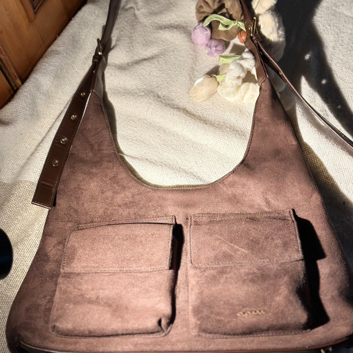 Brun mocka axelväska med fickor - 1