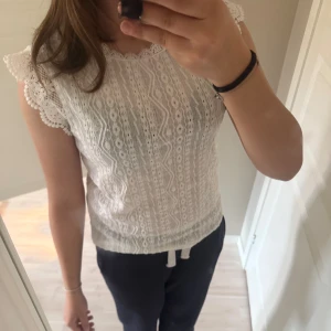 Blus - Fin blus som aldrig kommer till användning. Vet inte var den är ifrån tyvärr, och inte heller vilken storlek men den sitter som en S. Skriv för fler bilder