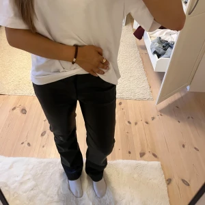 Svarta Skinnbyxor😚 - Knappast använda och väldigt bekväma😚. Kommer ej till användning men passar till allt! Köparen står för frakt, använd gärna ”köp nu”🤎