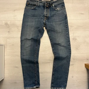 Jacob Cohen jeans  - Hej! Säljer dessa Jacob Cohen jenas//Jensen har en defekt vid fickan (bild 4). I övrigt är det i fint sick//personen på bilden är 180 och väger 69kg//strl 33 men passar mindre//fråga gärna!!🤩