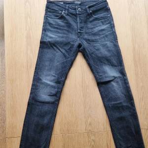 Svarta jeans - Säljer snygga svarta jeans från Jack & Jones. Jeansen är i bra skick och har fått en snygg tvätt. Storleken är 30 32. Jag skickar gärna mått eller bilder om det behövs🙏