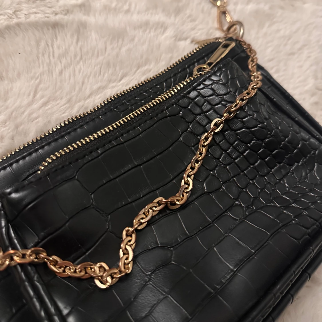 Svart axelväska med kedja och croco mönster - 1