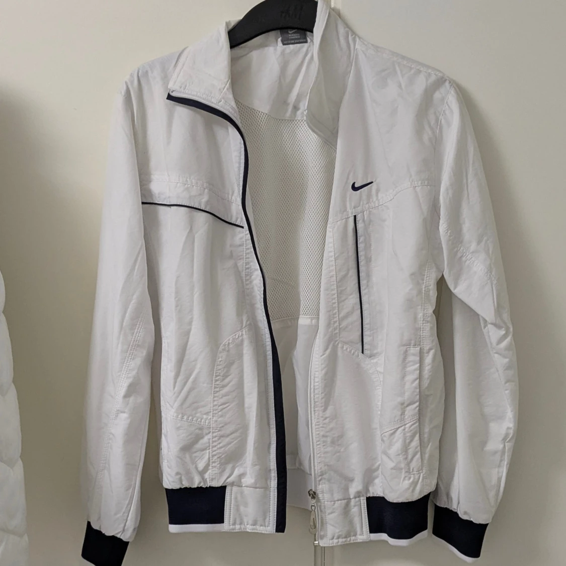 Vit vindjacka från Nike med marinblå detaljer