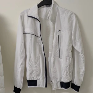 Vit vindjacka från Nike med marinblå detaljer - Inga defekter 