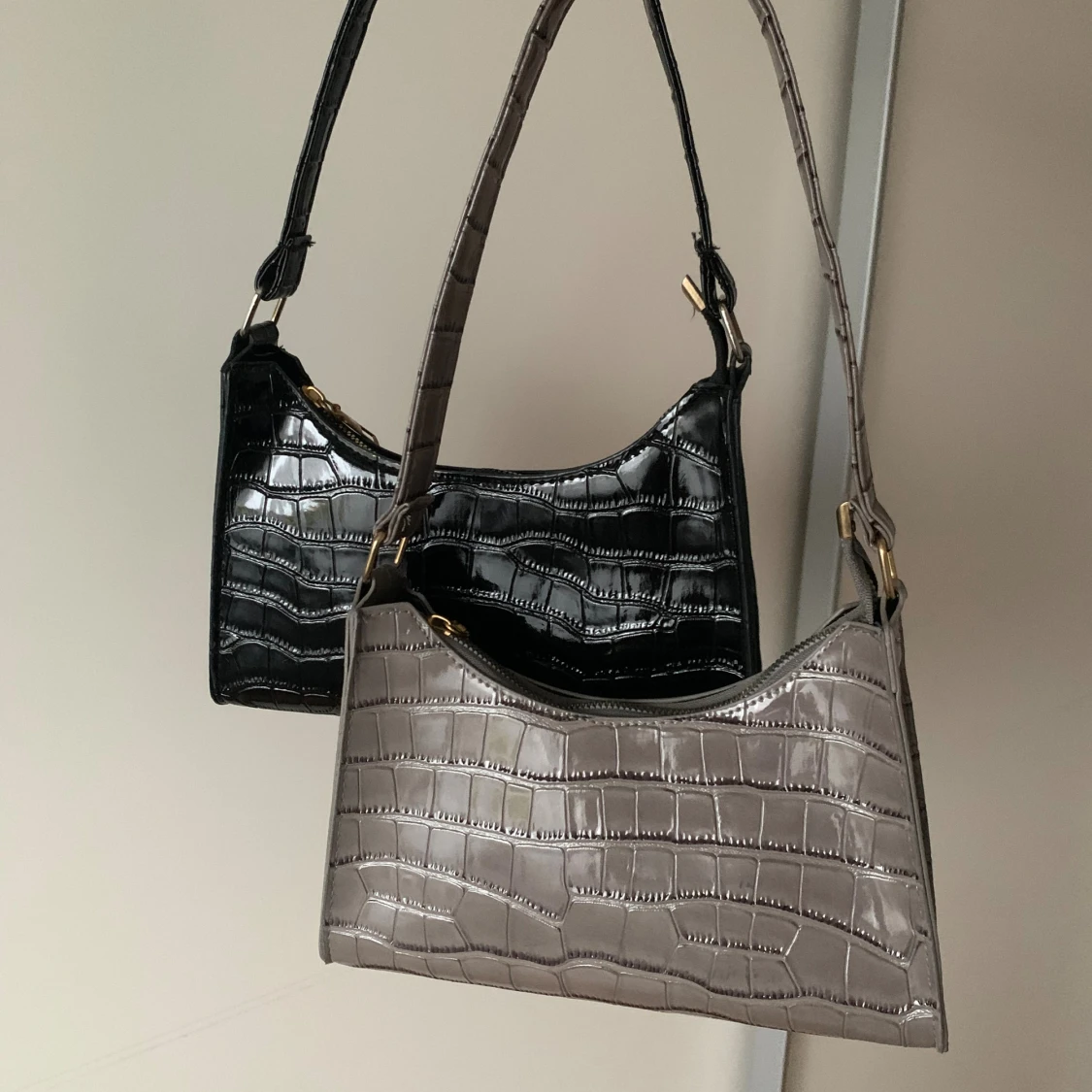 Grå och svart axelväska med krokoprägling