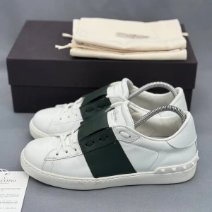 Valentino Open | 41 - Valentino Open sneakers | Grymt skick! | Storlek 41, passar aningen större | Original dustbag ingår | INGA BYTEN | Fraktar spårbart eller möts upp i Täby 