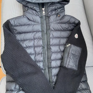 Svart Moncler Cardigan - Snygg Svart Moncler Cardigan till hösten och sen som tidig vår. Mycket bra skick. Använd fåtal gånger ca 4-5 ggr. Storlek S passar perfekt på mig som är 176cm och väger 70kg. Kontakta mig vid frågor eller ytterligare bilder/frågor.