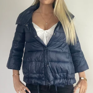 Marinblå Herno liknande jacka  - FÖLJ FÖR LIKNANDE🍁 super snygg Herno liknande jacka i storlek S. Perfekt till höst och vinter. Inga defekter, tryck köp nu! TK-0054