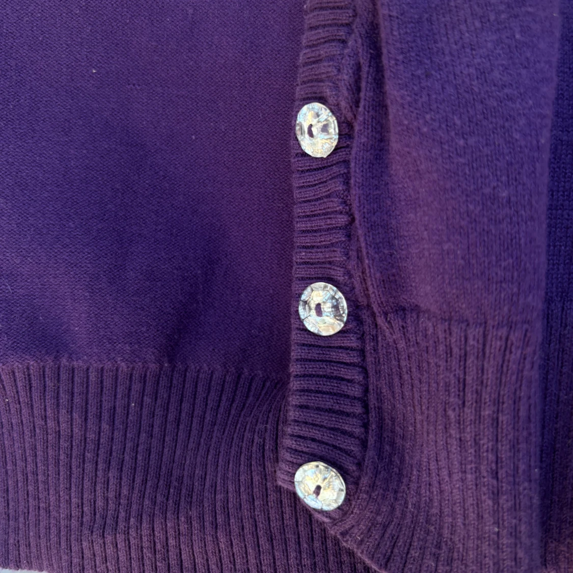 Lila croppad kofta med glittriga knappar - 1