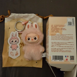 Labubu "G" - Öppnade underifrån labubu Pin for love"G"