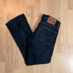Levis Jeans - Säljer ett par 511 Levis jeans i W:29 L:32. Jeansmodellen är en smalare straight. Färg : mörkblå/blå. Modellen är 179cm lång. Jeansen är i bra skick, ställ gärna frågor kring tex mått 📏✅ 2