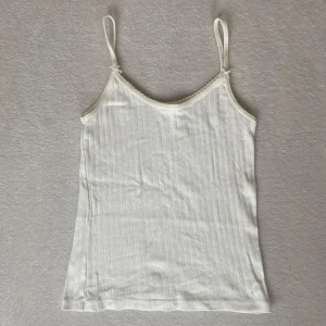 Bandy melville linne - Säljer ett gulligt linne med söta detaljer från brandy melville! 💗Säljer pågrund av att de aldrig kommit till andvändning ☹️Skriv ifall ni är intresserade eller har frågor! 