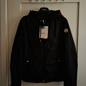 Moncler windbreaker - Använd väldigt få gånger. Inga defekter. Vattentät
