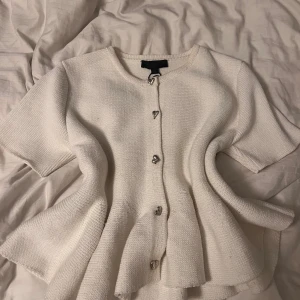 ZARA Peplum Knit Jacket  - en söt vit-stickad kofta från ZARA i bra skick 🐰