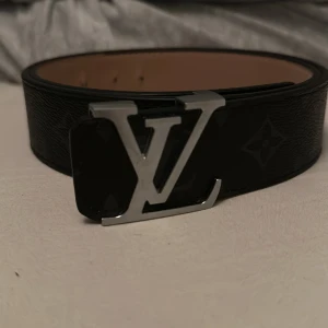 Märkes bälte  -  (105cm)Ett super snyggt bälte, perfekt till vardagar och helger, super snyggt om man ska ut på restaurang eller något sådant, skriv till mig för fler bilder eller vad ni vill veta om de