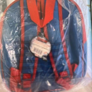 Marvel Avengers ryggsäck blå/röd - Cool ryggsäck med motiv av Captain America, Iron Man och Hulk. Väskan är blå med röda detaljer och har ett stort tryck på framsidan. Perfekt för dig som gillar superhjältar och vill sticka ut med en färgstark väska. Justerbara axelband och praktisk storlek.