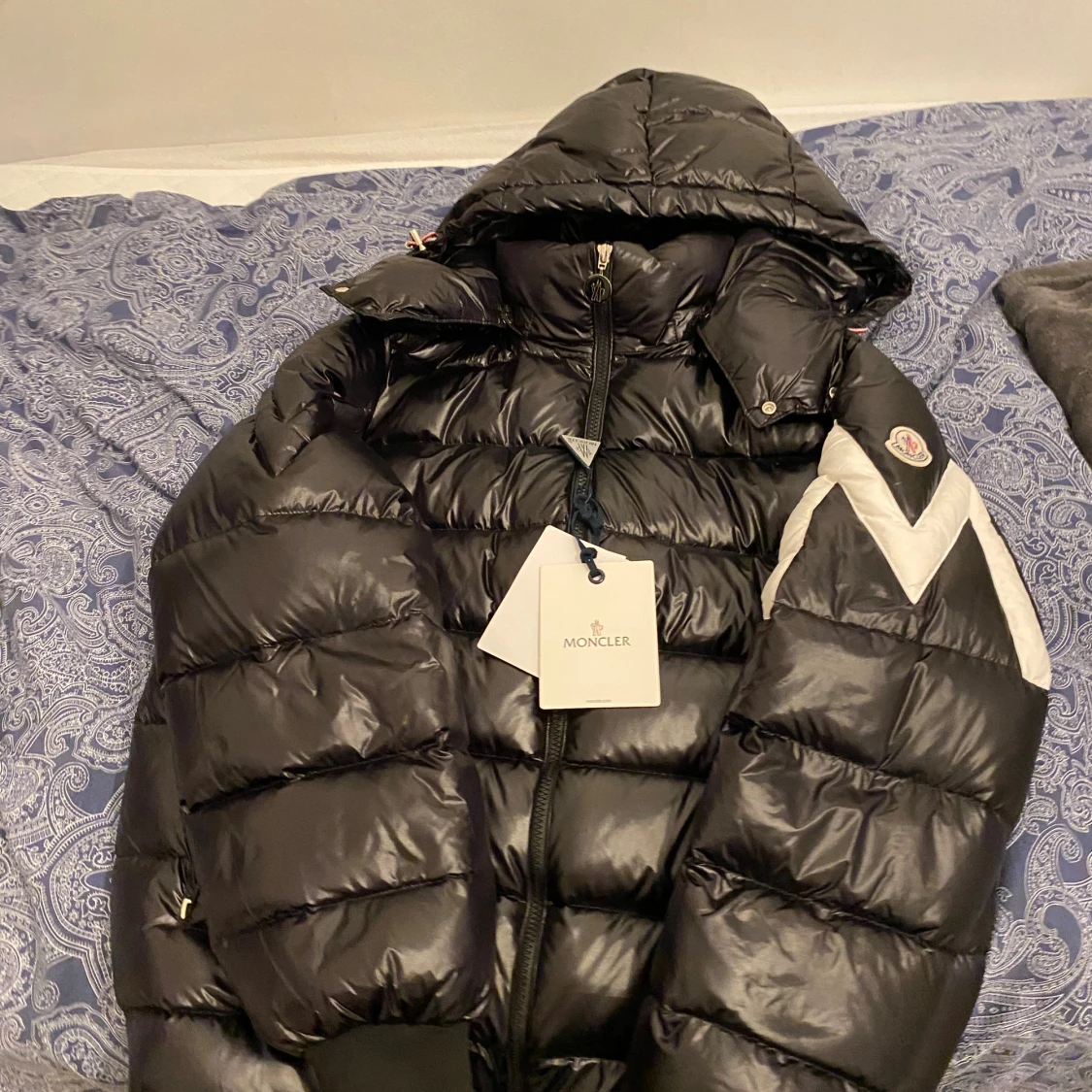 Svart Moncler pufferjacka med huva - 1