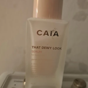 CAIA That Dewy Look Serum 30ml - CAIA That Dewy Look Serum är ett återfuktande serum med glycolsyra och niacinamid för normal hud. Kommer i en frostad glasflaska med ljusrosa lock. Ger en glowig finish och är vegansk. Perfekt för dig som vill ha en fräsch och återfuktad look.