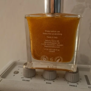 CAIA The Glow Oil Shimmerolja - The Glow Oil från CAIA är en lyxig kroppsolja med guldig shimmer-effekt. Innehåller avokadoolja och vitamin E för extra glow. Kommer i en fyrkantig glasflaska med silvrig kork, 50 ml. Perfekt för att boosta lystern på huden med en solkysst finish.