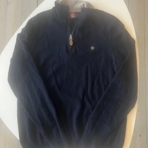 Morris merinoull tröja  - Morris 100% merinoull i mörkblå färg. I helt perfekt skick som ny. Passar storlek xs/xxs bör vara 162-170 cm lång nypris 1799 mitt pris 528 kr ej hugget i sten vid snabb affär 😃