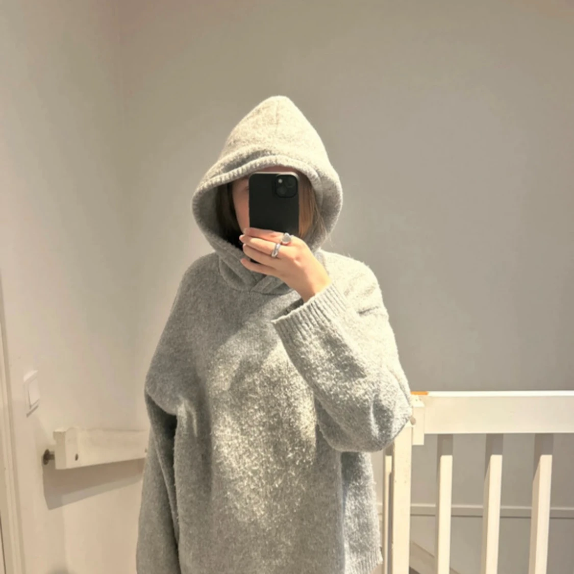 Grå stickad hoodie med huva - 3