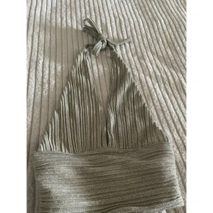 Glittrig halterneck-topp - Använd enstaka gång så är i väldigt bra skick!