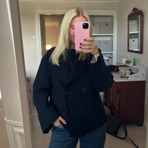 Kort kappa  - Kort kappa från second female i helt nytt skick. Lite tjockare i materialet. 