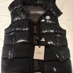 Moncler väst - Helt ny moncler väst kommer med tags storlek 1=S
